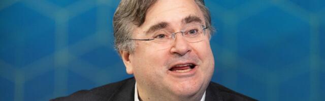 Reid Hoffman says leaders need to update their AI strategy. His advice: weekly check-ins.