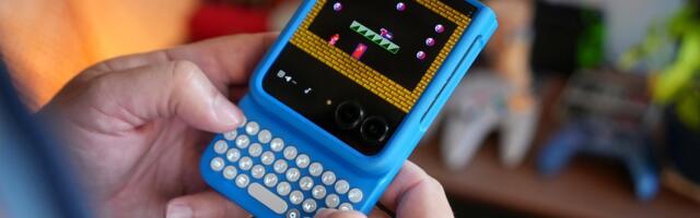 Pre-order your new Moto Razr now and go all ‘RazrBerry’ with this free accessory
