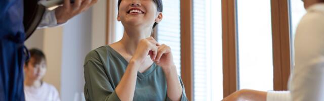 8 things lower-middle-class people do when dining out that wealthy people find odd but waiters actually appreciate