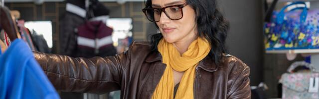 Psychology says people who feel empty inside often display these 8 oddly specific behaviors without realizing it