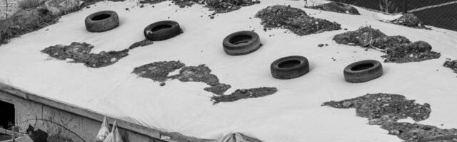 Here's Why You'll See People Put Tires On Their Roof Sometimes