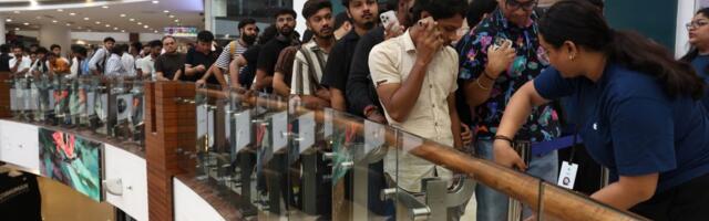 iPhone day sees frenzy among buyers: Long queues, scuffles outside Apple stores