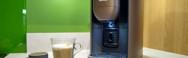 The Lavazza Assoluta adjusts its own brew settings to suit your beans, but does it make a good espresso? The Lavazza Assoluta adjusts its own brew settings to suit your beans, but does it make a good espresso?