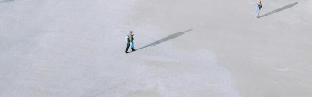 Psychology says the adult who has acquaintances but no close friends isn’t failing socially — they’re often someone who learned early that real closeness came with conditions, and a polite distance has always felt safer than the bill