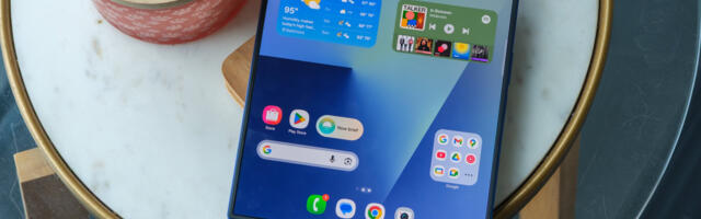 Our Galaxy Z Fold 7 opens perfectly flat, but shoppers are reporting issue with demo units