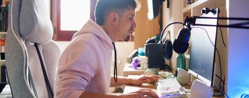 A ‘desk yoga’ teacher recommends 3 beginner-friendly exercises for better posture and to undo the damage of gaming and office work