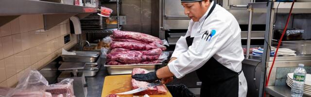 I spent the day at an iconic Wall Street steakhouse in search of the power lunch — but I was looking in the wrong place