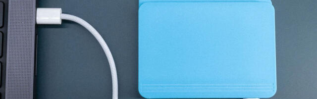 FolderDrive USB-C flash storage drags computer folder icon into the physical world – Skeuomorphism in reverse