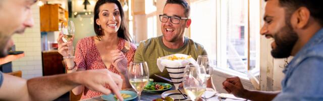 9 things lower-middle-class people do in restaurants without realizing how they’re perceived by others