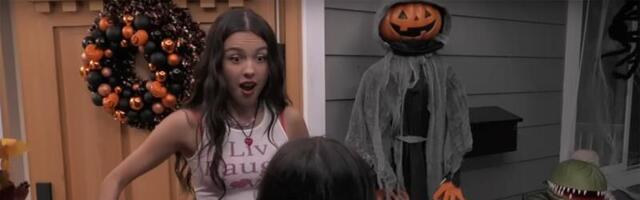 Olivia Rodrigo surprising Halloween trick-or-treaters is a fun time