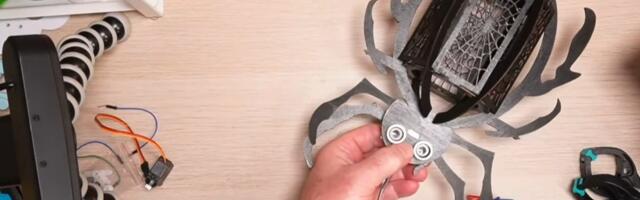 This Raspberry Pi Pico spider robot spookily wiggles as people approach