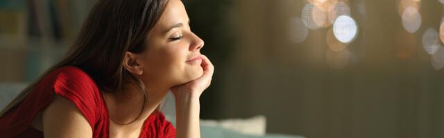 Psychology says people who prefer to stay home on Friday nights aren’t antisocial — they’ve just stopped treating socializing like a mandatory performance and started treating energy like the finite resource it actually is