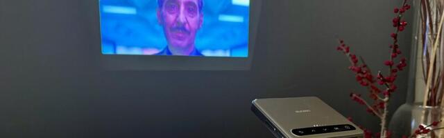 Aurzen Zip tri-fold projector review: mirror anything (without DRM)