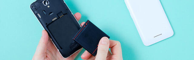 Removable Batteries In Mobile Phones May Be Making A Comeback