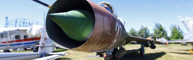 Why Don't Modern Fighter Jets Use Nose Intakes Anymore?