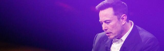 Elon Musk is just throwing money at popular Twitter users now