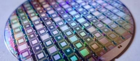 Квантовые вихри исполняют парный танец в ловушке, состоящей из света