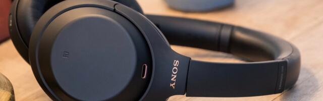 Sony’s last-gen XM4 headphones are over 50 percent off for Black Friday