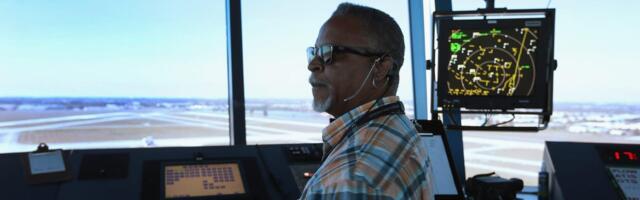 FAA offers $10,000 bonuses to hire new air traffic controllers