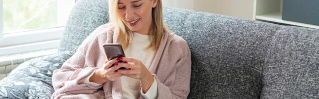 If someone constantly complains about having no time but scrolls their phone for two hours every evening, something far more serious than poor time management is happening — and these 7 patterns explain the real issue