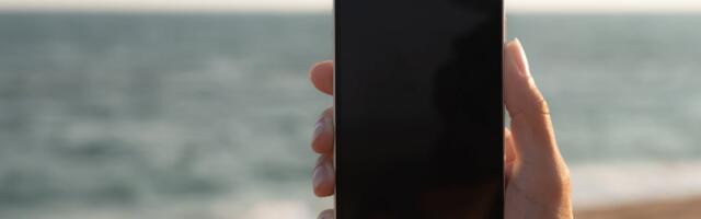 TikTokker: My iPhone is too dim at the beach. This quirky solution appears to fix it.