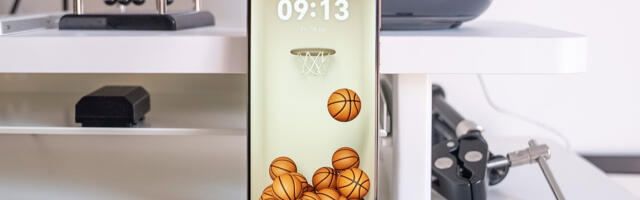 Bored with your phone’s lock screen? This brand lets you replace it with an eye-tracking 3D game