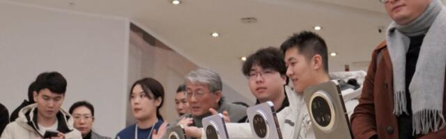 Chinese phonemakers seize on Apple’s AI struggles to grab market share