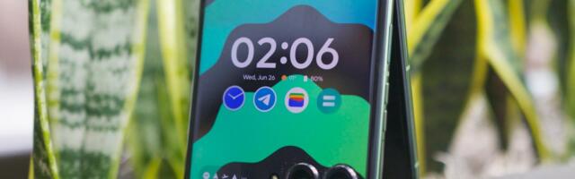 “One of the best folding phones,” the Razr Plus, just got a $200 discount