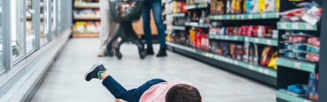 I'm a parenting coach and mom of 3. Here's how I avoid shopping meltdowns.