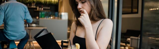 People who panic-calculate tips before the check arrives possess these 8 financial reflexes that shape everything they’ll ever achieve