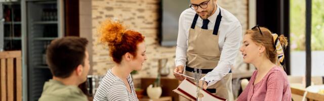 8 restaurant behaviors that instantly tell servers you grew up with money — even if you’re dressed casually