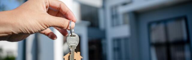 A generation ago the typical first-time American homebuyer was in their late twenties; today, NAR says the median has hit a record 40, priced out and waiting — and first-time buyers now make up the smallest share of the market ever measured