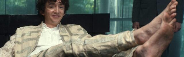 'Alien: Earth' features a barefoot trillionaire. He echoes 'what's happening right now in the world,' says the actor who plays him.