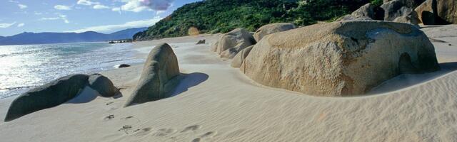 Chinese Tourist Hotspot’s Covid Lockdown Strands 80,000 Travelers