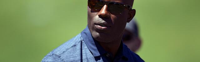 Terrell Davis says United Airlines banned him for weeks after he tapped flight attendant on shoulder