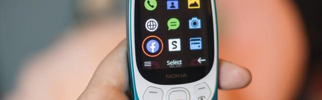 Avoid Border Control Snooping Your Private Info by Using a Burner Phone for Travel