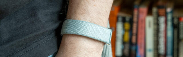 The Fitbit Air is a good wearable weighed down by a chatty AI "coach"