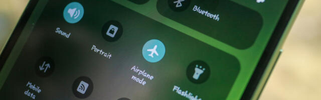 What Happens If You Don't Put Your Phone On Airplane Mode During A Flight?