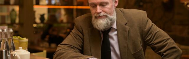 Bartenders say people who drink alone on weekday evenings almost always share these 7 traits—and loneliness usually isn’t one of them