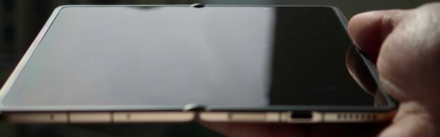 Honor exec showcases Magic V6’s crease-less display