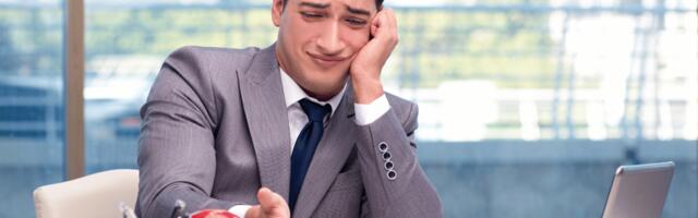 9 signs someone is living paycheck to paycheck despite appearing successful to everyone around them