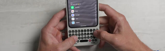 Working Clicks Communicator prototype finally shown off, complete with removable back