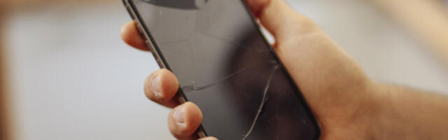 Can You Fix Your Cracked Phone Screen Yourself? Yes, But There Are Risks