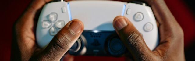 Imagine a DualSense controller with a detachable touchscreen — that’s Sony’s latest idea