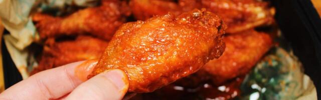 I tried Buffalo wings from 5 major chain restaurants. The winner had the sauciest chicken wings. I tried Buffalo wings from 5 major chain restaurants. The winner had the sauciest chicken wings.