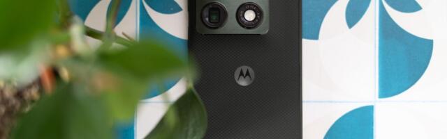 The Razr Fold is stuck in the middle