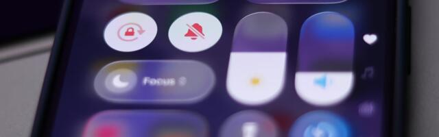 How to move the search bar to the top on iOS 26