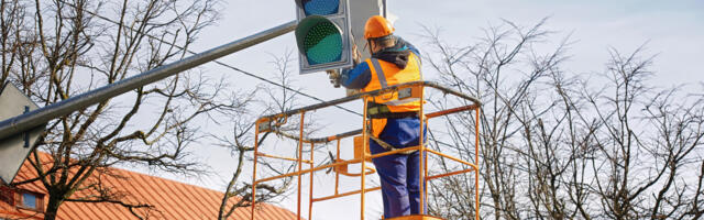Researchers Suggest Adding A New Color To Traffic Lights – Here's What It Would Be For