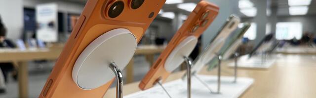 Apple Modifies In-Store MagSafe Stands to Prevent iPhone 17 Marks Apple Modifies In-Store MagSafe Stands to Prevent iPhone 17 Marks