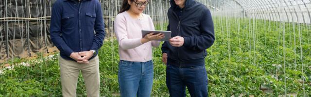 Apple CEO Tim Cook and COO Jeff Williams Visiting China